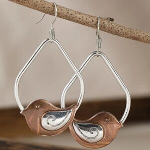 💥FREE with 3/$30 BUNDLE💥 - Bird Earings